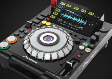 传奇DJ控制台PIONEER CDJ 2000采用乐高改造配备可移动转盘和节奏推子